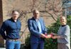 Gemeinsam übergeben Sebastian Schütze und Martin Huth vom Fachkommissariat „Raub und Erpressungsdelikte“ eine Spende an Eva Bender, Dezernentin der Stadt Langenhagen, für die Unterstützung von Ukraine-Geflüchteten vor Ort.