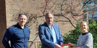 Gemeinsam übergeben Sebastian Schütze und Martin Huth vom Fachkommissariat „Raub und Erpressungsdelikte“ eine Spende an Eva Bender, Dezernentin der Stadt Langenhagen, für die Unterstützung von Ukraine-Geflüchteten vor Ort.