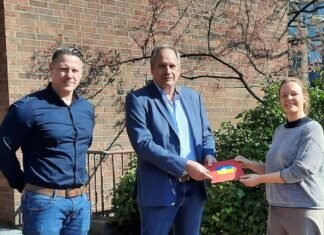 300 Euro dank spontaner Sammlung unter Kolleginnen und Kollegen Gemeinsam übergeben Sebastian Schütze und Martin Huth vom Fachkommissariat „Raub und Erpressungsdelikte“ eine Spende an Eva Bender, Dezernentin der Stadt Langenhagen, für die Unterstützung von Ukraine-Geflüchteten vor Ort.