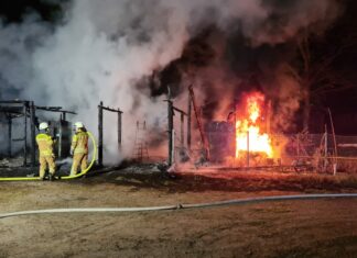 Lagerschuppen werden durch Feuer vollständig zerstört Kurz nach Mitternacht brannte in Langenhagen auf dem Gelände des Sport Club Langenhagen e.V. mehrere Unterstände vollständig aus.