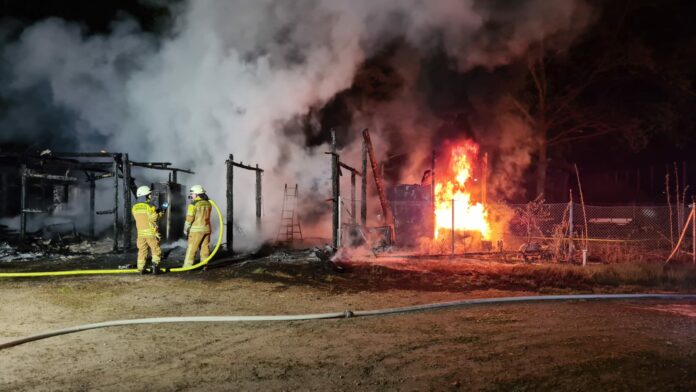 Kurz nach Mitternacht brannte in Langenhagen auf dem Gelände des Sport Club Langenhagen e.V. mehrere Unterstände vollständig aus.