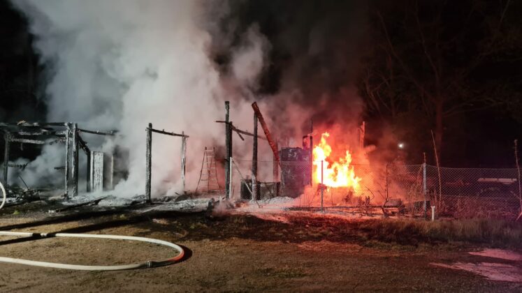 Kurz nach Mitternacht brannte in Langenhagen auf dem Gelände des Sport Club Langenhagen e.V. mehrere Unterstände vollständig aus.
