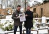 Zoo-Geschäftsführer Andreas M Casdorff überreicht die Patenschaftsurkunde für Elefantenkuh Yumi an Trinovis-Geschäftsführer Marc Elmhorst
