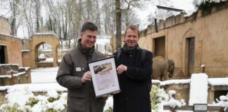Zoo-Geschäftsführer Andreas M Casdorff überreicht die Patenschaftsurkunde für Elefantenkuh Yumi an Trinovis-Geschäftsführer Marc Elmhorst