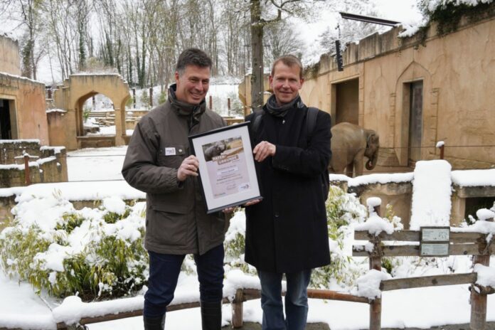 Zoo-Geschäftsführer Andreas M Casdorff überreicht die Patenschaftsurkunde für Elefantenkuh Yumi an Trinovis-Geschäftsführer Marc Elmhorst