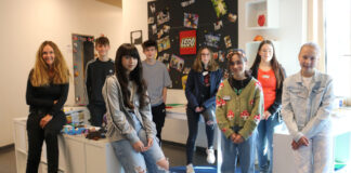 Frauke Brusche (Leiterin Hort „Kinderhaus Kaltenweide“) und die Teilnehmenden des Zukunftstages im Hort Kinderhaus Kaltenweide