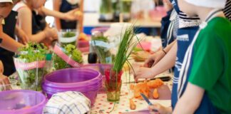 Kinder kochen gemeinsam