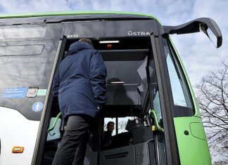 Busse öffnen wieder die vordere Tür zum Einsteigen Buseinstieg vorn