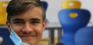 Junge nimmt Maske ab