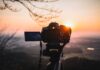 Kamera vor einem Sonnenuntergang fotografiert