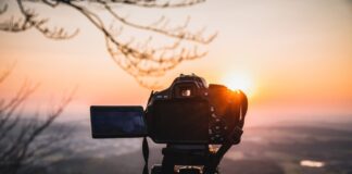 Kamera vor einem Sonnenuntergang fotografiert