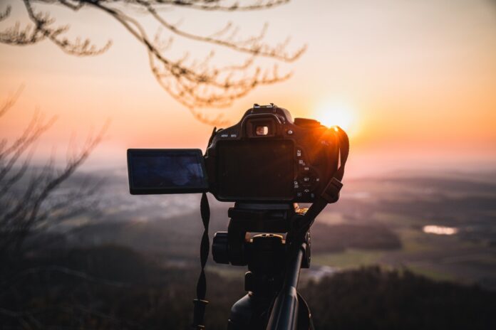 Kamera vor einem Sonnenuntergang fotografiert