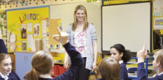 Lehrerin in Schulklasse