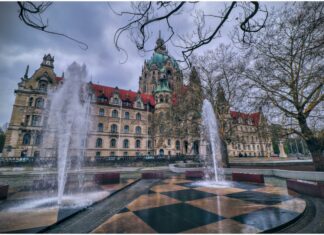 Kulturdezernentin Konstanze Beckedorf eröffnet die Brunnensaison 2022 am Klaus-Bahlsen-Brunnen Klaus-Bahlsen-Brunnen vor dem Rathaus Hannover