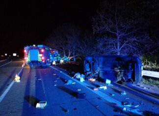 Verkehrsunfall auf der A 352 – PKW schleudert gegen Leitplanke und bleibt auf der Seite liegen Feuerwehreinsatz
