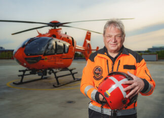 Nach 37 Jahren im Christoph 4 zum letzten Mal gelandet Nach 37 Jahren im Christoph 4 zum letzten Mal gelandet. Status 6: Volker Hubrich von der Johanniter-Unfall-Hilfe beendet seinen aktiven Dienst.