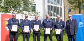 Zu sehen (v.l.n.r.): Martin Höflich (Brandschutzabschnitt I), Kristof Schwake (II), Benjamin Moß (III), Volker Kluth (V), Tobias Jacob (IV) und Regionsbrandmeister Karl-Heinz Mensing.