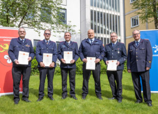 Fünf stellvertretende Brandschutzabschnittsleiter werden ernannt Zu sehen (v.l.n.r.): Martin Höflich (Brandschutzabschnitt I), Kristof Schwake (II), Benjamin Moß (III), Volker Kluth (V), Tobias Jacob (IV) und Regionsbrandmeister Karl-Heinz Mensing.