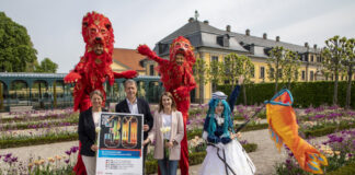 (v.l.n.r.): Dr. Anke Seegert (Direktorin der Herrenhäuser Gärten), Hans Nolte (Geschäftsführer der Hannover Veranstaltungs GmbH), Marleen Schulligen (Projektleiterin des Internationalen Feuerwerkswettbewerb), freuen sich auf das Jubiläum des Internationalen Feuerwerkswettbewerbs. Im Hintergrund die Gruppe Stelzen-Art, die, neben vielen anderen Künstler, auch auf den Veranstaltungen zu sehen sein wird.