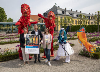 Jubiläum: 30. Internationaler Feuerwerkswettbewerb 2022 startet Ende Mai (v.l.n.r.): Dr. Anke Seegert (Direktorin der Herrenhäuser Gärten), Hans Nolte (Geschäftsführer der Hannover Veranstaltungs GmbH), Marleen Schulligen (Projektleiterin des Internationalen Feuerwerkswettbewerb), freuen sich auf das Jubiläum des Internationalen Feuerwerkswettbewerbs. Im Hintergrund die Gruppe Stelzen-Art, die, neben vielen anderen Künstler, auch auf den Veranstaltungen zu sehen sein wird.