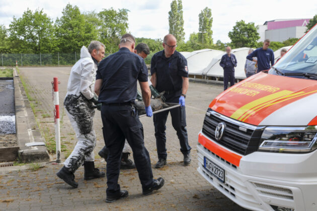 Einsatzkräfte der Feuerwehr Hannover retten einen jungen Rehbock aus einem Ölschlammsammelbecken
