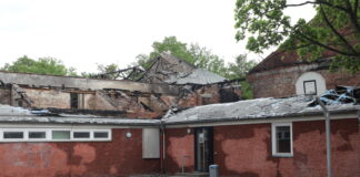 Großbrand am Gymnasium Schillerschule zerstört beide Sporthallen und beschädigt Wasserleitung