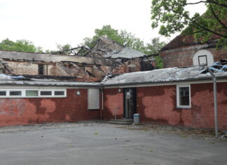 Brand zweier Sporthallen – Polizei sucht Zeugen Großbrand am Gymnasium Schillerschule zerstört beide Sporthallen und beschädigt Wasserleitung