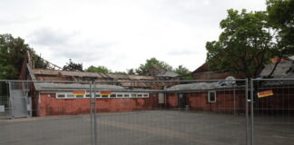 Großbrand am Gymnasium Schillerschule zerstört beide Sporthallen und beschädigt Wasserleitung
