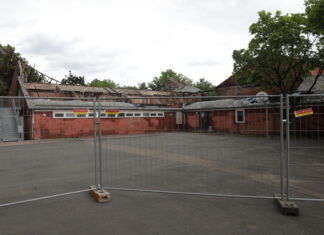 Großbrand am Gymnasium Schillerschule zerstört beide Sporthallen und beschädigt Wasserleitung Großbrand am Gymnasium Schillerschule zerstört beide Sporthallen und beschädigt Wasserleitung