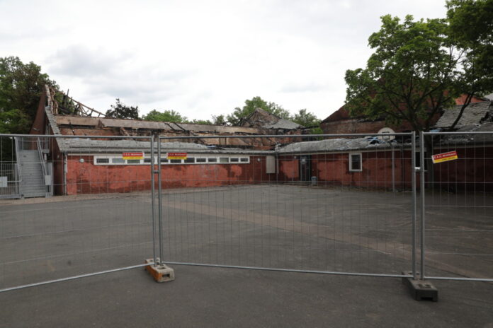 Großbrand am Gymnasium Schillerschule zerstört beide Sporthallen und beschädigt Wasserleitung