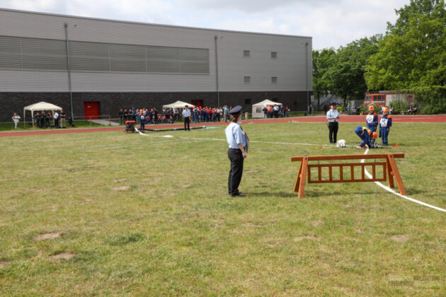 Jugendfeuerwehren treten auf dem Sportplatz der IGS Langenhagen gegeneinander an