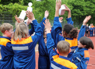 Jugendfeuerwehren treten auf dem Sportplatz der IGS Langenhagen gegeneinander an