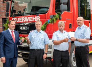 Feuerwehr Isernhagen H.B. übernimmt zwei neue Fahrzeuge Feuerwehr Isernhagen H.B. übernimmt zwei neue Fahrzeuge.