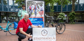 Auch in Langenhagen sollen möglichst viele Logos auf die Radkampagne aufmerksam machen. Bürgermeister Mirko Heuer – unterstützt vom Stadtradeln-Promotion-Team - sprüht mit Kreidespray die Stadtradeln-Logos auf den Boden im Rathaus-Innenhof.