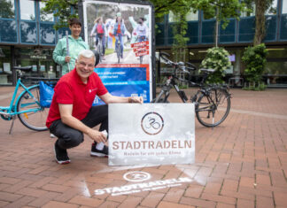 Stadtradeln 2022: Wer radelt die meisten Kilometer in Langenhagen? Auch in Langenhagen sollen möglichst viele Logos auf die Radkampagne aufmerksam machen. Bürgermeister Mirko Heuer – unterstützt vom Stadtradeln-Promotion-Team - sprüht mit Kreidespray die Stadtradeln-Logos auf den Boden im Rathaus-Innenhof.