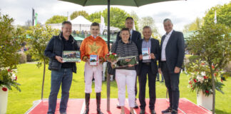 Reiter L. Wolff (2. vo. li.) gewinnt auf Kiki Dee, aus dem Stall Goldener Stern, den Preis der Stadt Langenhagen.