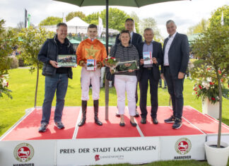 Fußballfest mit 13.000 Fans auf der Neuen Bult Reiter L. Wolff (2. vo. li.) gewinnt auf Kiki Dee, aus dem Stall Goldener Stern, den Preis der Stadt Langenhagen.