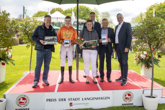 Reiter L. Wolff (2. vo. li.) gewinnt auf Kiki Dee, aus dem Stall Goldener Stern, den Preis der Stadt Langenhagen.