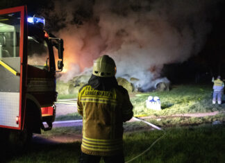 60 Heuballen brennen im Bereich des Wietzeparks nahe der Pferderennbahn Feuerwehreinsatz