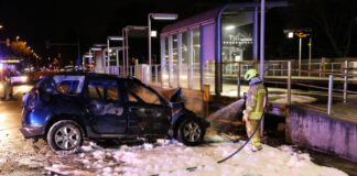 Dacia geht in Vinnhorst in Flammen auf.