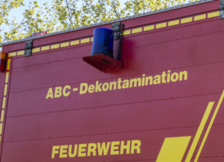 Gefahrguteinsatz der Feuerwehr Hannover in Anderten ABC - Dekontamination - Ansicht Feuerwehrfahrzeug