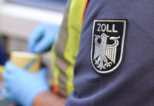 Zoll entdeckt 73 Kilogramm Cannabis in Oyten – als „Dubai-Schokolade“ getarnt Zollemblem auf Hemdärmel