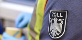 Zollemblem auf Hemdärmel