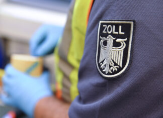 Zoll entdeckt 73 Kilogramm Cannabis in Oyten – als „Dubai-Schokolade“ getarnt Zollemblem auf Hemdärmel