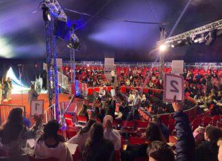 „Diskurs im Zelt“ – 300 Schülerinnen und Schüler diskutieren im Kulturzelt Langenhagen Erfolgreicher Start für „Diskurs im Zelt“