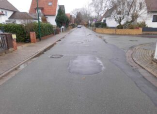 Birkenweg, Abschnitte von Ernst-Hugo-Weg und Wiesenstraße erhalten neue Fahrbahndecken Die Fahrbahn im Birkenweg weist Schäden auf und soll nun saniert werden.