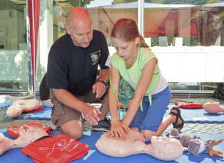 Rotes Kreuz will Wiederbelebung fest im Schulunterricht verankern Fiona übt sich in der Herzdruckmassage zur Wiederbelebung.
