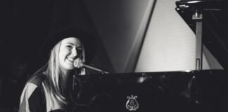 Bekannte Sängerin Donata Jan stellt sich als neue Jazz/Rock/Pop-Lehrerin der Musikschule mit einem Auftritt vor.