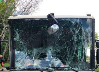 Zeugenaufruf: Kleinwagen schert unvermittelt ein und verursacht Auffahrunfall verunfallter Müllwagen