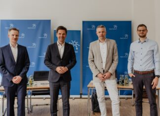 Region Hannover fördert nachhaltige Projekte von Unternehmen Alexander Skubowius, Fachbereichsleiter Wirtschafts- und Beschäftigungsförderung der Region Hannover, Regionspräsident Steffen Krach, Dr. Claudius Schiller, Teamleiter Beschäftigungsförderung der Region Hannover, Daniel Willers, Geschäftsführer des geförderten Unternehmens Njordvind haben über die neue Richtlinie „Hannover Region Green Economy informiert“